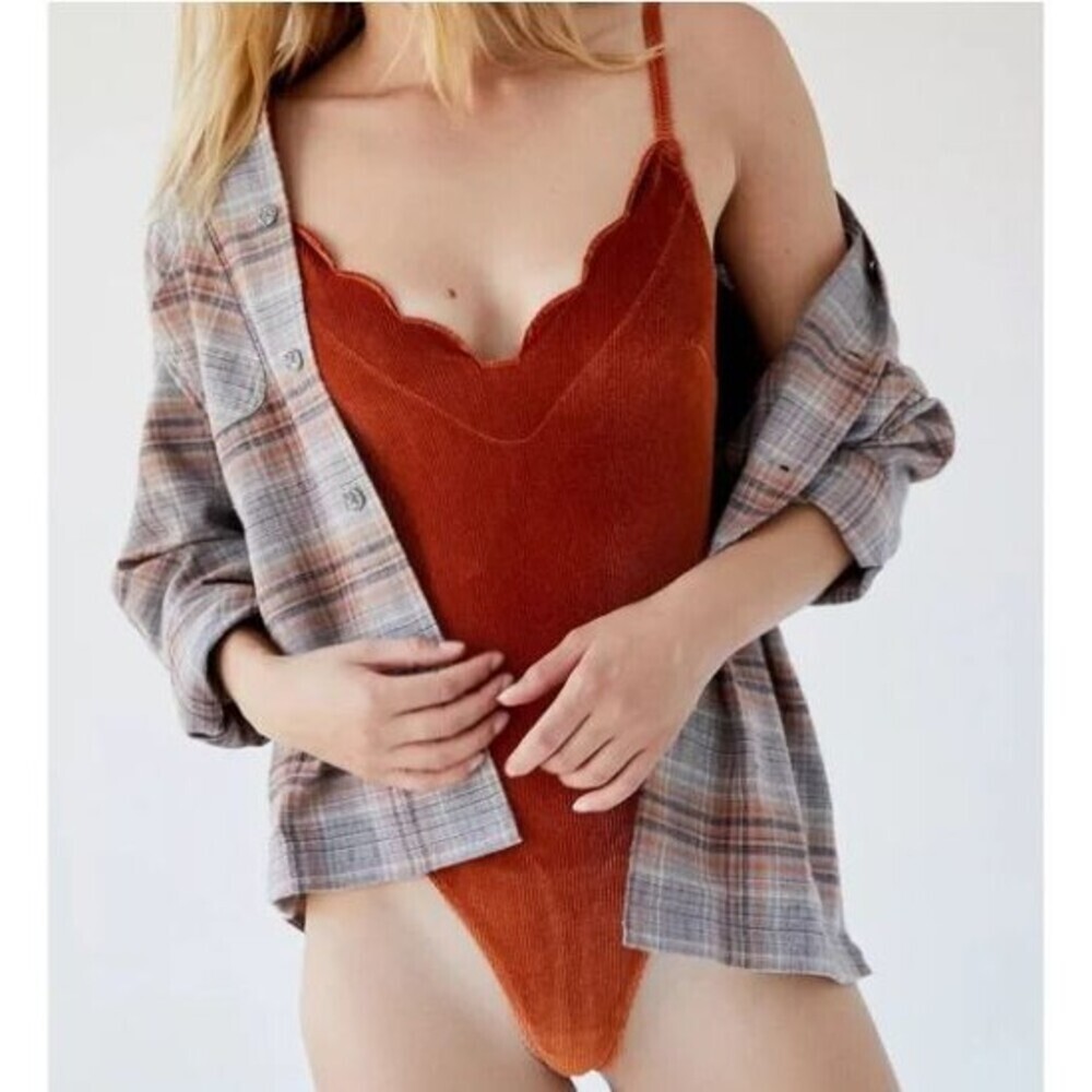 Out From Under Akoya Velvet Scallop Plunging Bodysuit Size Small